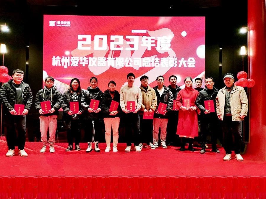 优秀员工合影.webp